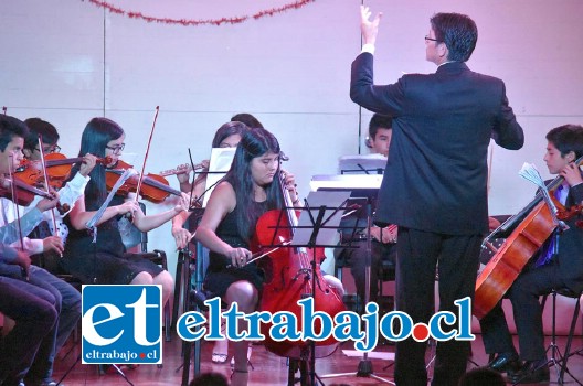 IMPONENTES.- Así de majestuosa lució la Orquesta Juvenil de Santa María en el Teatro Municipal de esa comuna.