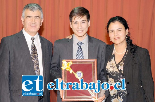 En la ceremonia de Titulación se destacó al estudiante Jorge Araya Saavedra quien fue reconocido por su excelente rendimiento académico.