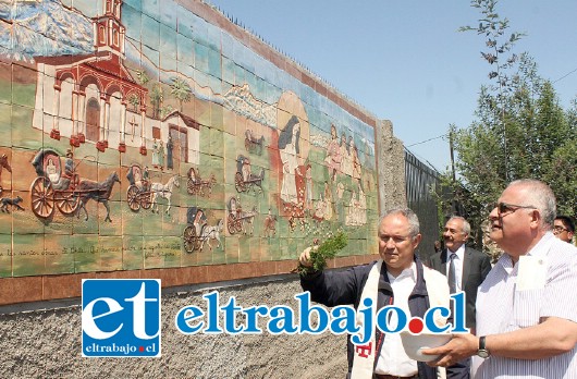 OLEADO Y SACRAMENTADO.- El Cura Ricardo Cortez fue el encargado de bendecir los murales, le acompaña el alcalde Patricio Freire.