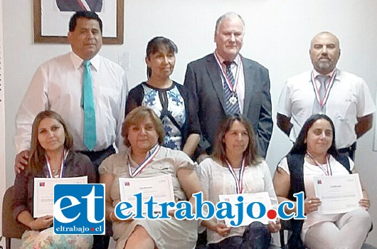 BIEN HECHO.- El alcalde Claudio Zurita felicitó a las docentes por esta iniciativa, única en Aconcagua, por la asistencia y el esfuerzo desplegado durante el año 2015.