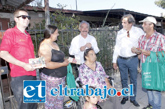 El alcalde Patricio Freire junto al Concejal Rodolfo Silva y el presidente del Consejo Vecinal de la Villa, Giovanni Irarrázabal, realizaron un puerta a puerta en la villa 250 Años, enmarcado en la difusión del Programa Quiero mi Barrio.