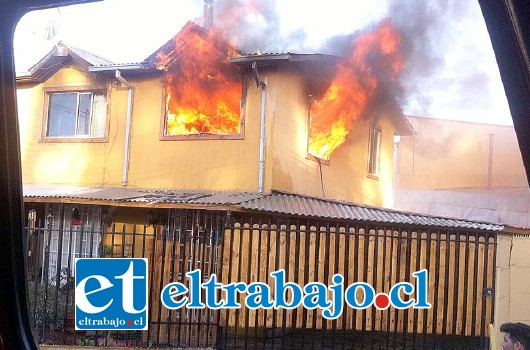 Las llamas consumieron en su totalidad unas de las habitaciones de la vivienda en villa Las Palmeras de San Felipe, registrándose daños considerables hacia otras dependencias del segundo piso. (Fotografía: Gabriela Oyarzún).