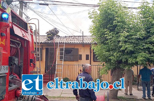 El fuego afectó a dos viviendas ubicadas en calle El Molino de la población Yungay de San Felipe. (Fotografía @igorcarrascog).