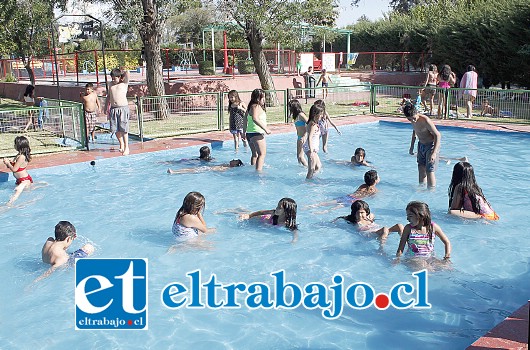 El centro número uno, será una vez más el Estadio Fiscal, y la idea es que todos los niños y niñas puedan asistir entre las 09.00 y las 13.00 horas, participando en actividades rotativas de básquetbol, vóleibol, fútbol y actividades acuáticas.