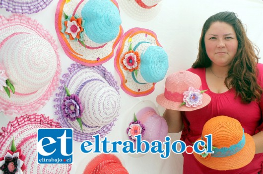 LA MEJOR.- Alexandra Montupin Aracena, artesana aconcagüina que deja a muchos asombrados con sus bellos sombreros y adornos en tela.