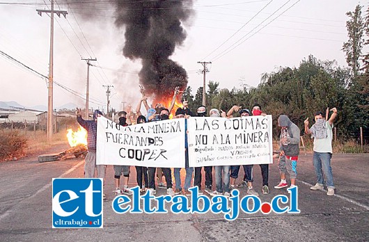 Cerca de 25 personas se tomaron con barricadas la ruta que une Putaendo con San Felipe el pasado viernes en oposición al proyecto minero de Andes Copper.