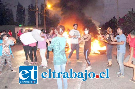 Cansados por los malos olores, vecinos del Algarrobal hicieron una barricada con neumáticos prendidos en la carretera que une a Putaendo con San Felipe.