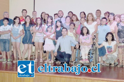 En una emotiva ceremonia, presentaron su Cuenta Pública 2015 jóvenes de Servicio País en Santa María.