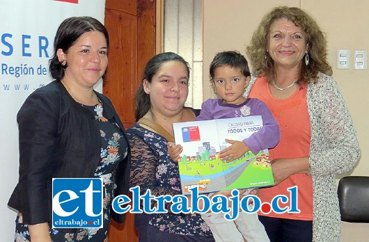 La concejal Margarita Puebla junto a la delegada de Serviu San Felipe-Los Andes, junto a las familias beneficiadas por los subsidios para la vivienda.