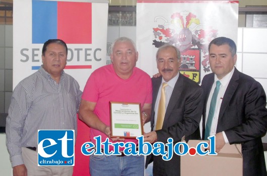 Director Regional de Sercotec Víctor Hugo Fernández, junto al alcalde Patricio Freire y al gobernador de la provincia Eduardo León, hicieron entrega de la certificación del proyecto de cierre perimetral que benefició a los feriantes Mayoristas de San Felipe