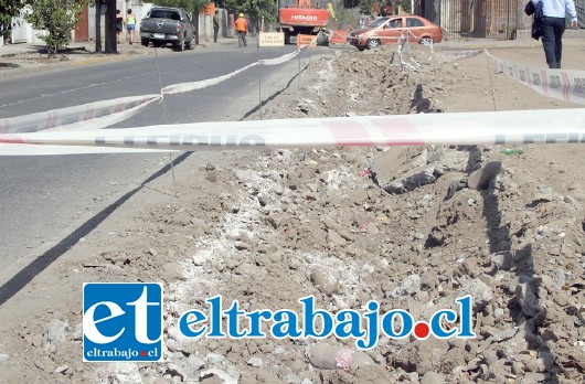 Los trabajos de reposición de pavimento en veredas se encuentran en plena ejecución a la altura de la cancha de la población El Esfuerzo.