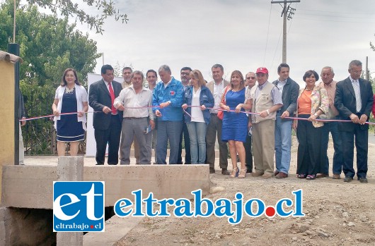 Autoridades realizan corte de cinta inaugurando las obras de revestimiento del Canal Quilpué.