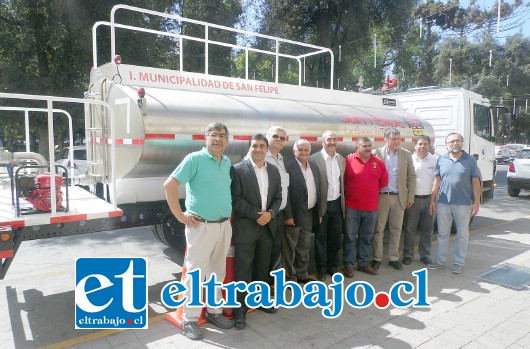 Autoridades locales se mostraron felices de poder contar con un nuevo vehículo de abastecimiento de agua potable.