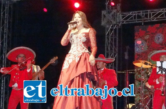 En la jornada de cierre, se presentó María José Quintanilla junto a un grupo de mariachis, cantando sus mejores canciones.