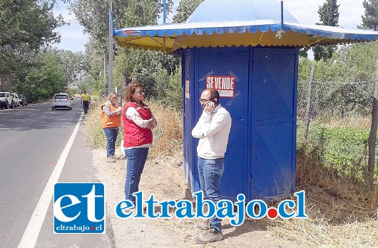 El kiosco fue dejado en la orilla de la carretera que une Putaendo con San Felipe en el sector Las Quillotanas, representando un foco de peligro para accidentes.