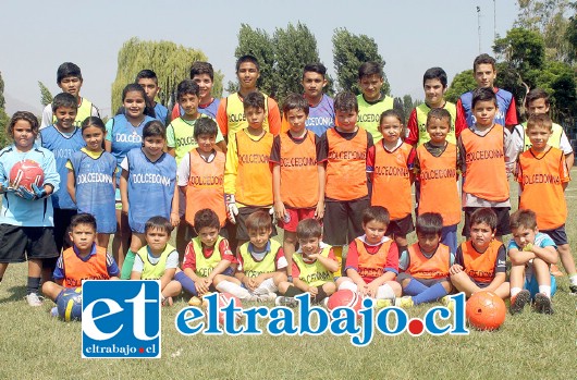 FUTUROS CAMPEONES.- Ellos son los ‘Mantequitos’ que dan vida y explosividad a la ‘Academia de Fútbol Manteka González’.