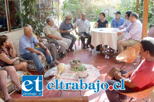 El gobernador Eduardo León y el seremi de Agricultura, Ricardo Astorga, se reunieron con pequeños agricultores y productores de durazno de la comuna de Putaendo para establecer una mesa de trabajo.