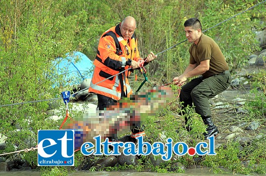 Carabineros y Bomberos trabajaron durante más de una hora para rescatar el cuerpo.