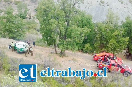 Los operativos de emergencia movilizaron al personal del Samu, Bomberos y Carabineros para el rescate de los excursionistas, un lugar completamente aislado en Quebrada Seca en Santa María (Foto:@Italo_Valdivia)