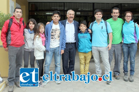 Niños y adolescentes de establecimientos municipales participaron de un tour inclusivo que los llevó a visitar la Iglesia San Antonio de Padua de Almendral y el sector de El Zaino.