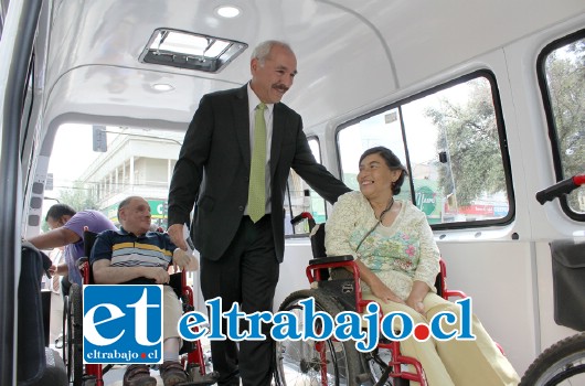 El alcalde Patricio Freire presentó a la comunidad el nuevo bus para personas con capacidades diferentes que permitirá entregar mayor movilidad a personas que utilizan silla de rueda.