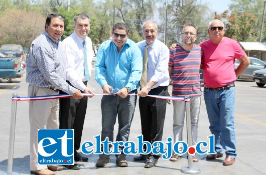 Alcalde Patricio Freire junto al director regional de Sercotec, Víctor Hugo Fernández, el gobernador Eduardo León y los microempresarios de la feria central de Yungay inauguraron los pavimentos del estacionamiento.