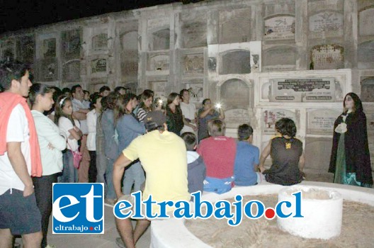 Con el apoyo de la actriz Cindy Villar, se realizó el primer tour nocturno de este año por el Cementerio Almendral.