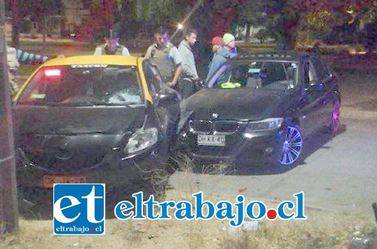 El accidente ocurrió en horas de la madrugada del viernes en avenida Yungay de San Felipe, resultando dos choferes de taxi heridos de consideración tras ser embestidos por un conductor que circulaba en estado de ebriedad. (Foto Facebook: Claudia Cerda Valdés).