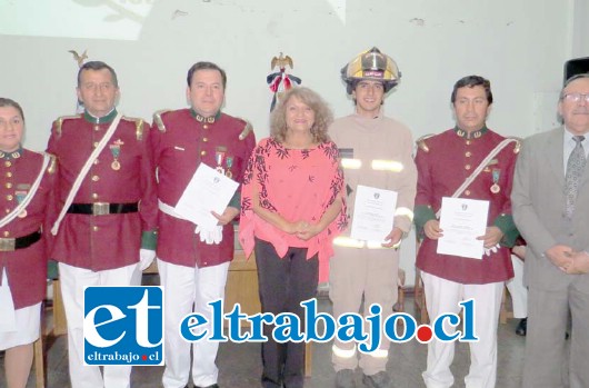 Con diversos reconocimientos, voluntarios de la 1ª Compañía de Bomberos de Llay Llay celebraron 106 años de existencia.