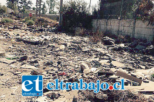 Así estaba acumulada la basura a un costado de la planta de agua potable de Esval.