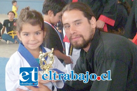 IMPARABLE.- Ya desde chica nuestra amiguita Josefina Aguilera viene cosechando éxitos deportivos a través del karate.