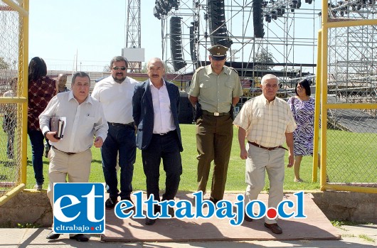 RESPONSABILIDAD.- El contingente de autoridades examinó cada detalle técnico y de logística de cara al festival que inicia hoy y finaliza mañana sábado.