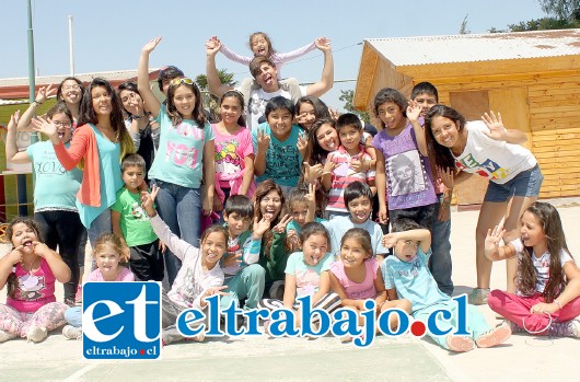 VIVA EL VERANO.- Los niños de El Asiento lo están pasando muy bien en los Cevas de su población, gracias a un disponible grupo de voluntarios.