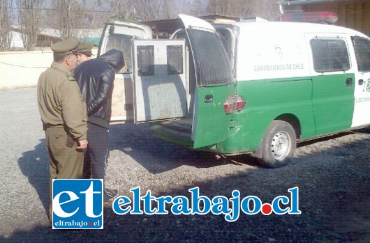 Los sujetos tras ser detenidos por Carabineros fueron formalizados por la Fiscalía por el delito de robo con intimidación y violencia. (Foto Archivo).