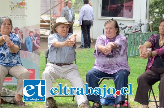 Los asistentes disfrutaron de actividad física y un almuerzo al aire libre en la piscina municipal.