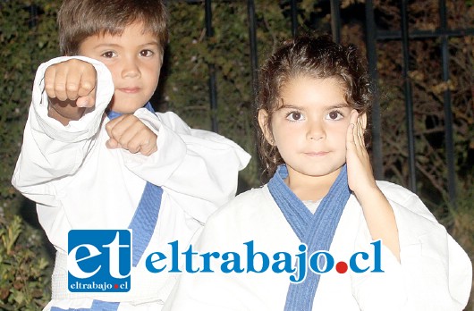 HERMANOS KARATECAS.- Josefina y Gaspar posan para nuestras cámaras, dos pequeñitos que desde chicos deciden la vida saludable y dirigida a la superación personal.