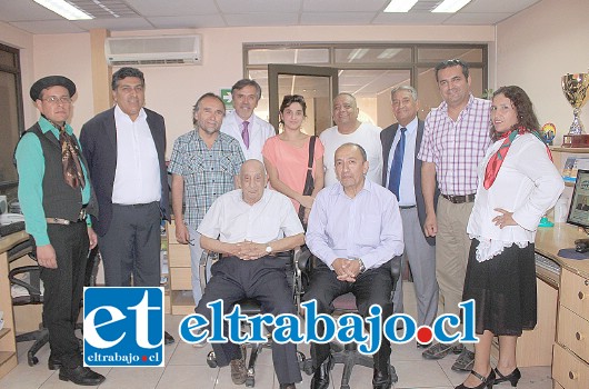 CASI UN SIGLO.- Decenas de personas entre ellas concejales, personal de Diario El Trabajo y amigos cercanos a la empresa, celebraron ayer los 87 años del medio más leído en Aconcagua desde 1929.