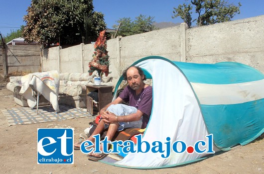 NUESTRO PRÓJIMO.- En una profunda soledad y abandono es en la que vivía este indigente, a quien se le quemó la carpa en donde pernoctaba desde hace un tiempo.