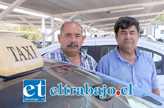 AFECTADOS.- Ellos son don Edgardo y Guillermo Lobos, quien lidera el grupo de taxistas que postulan a la exclusividad laboral en ese supermercado.