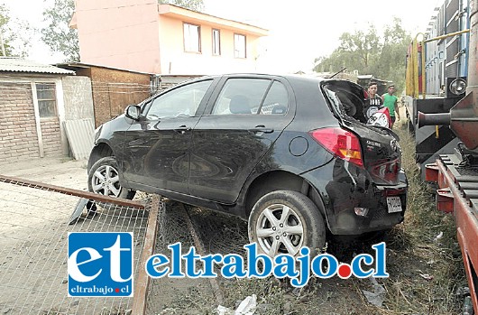 El conductor cruzó por un paso no habilitado y sin percatarse del tren que se desplazaba cargado hacia la estación de transferencia de Los Andes. Los ocupantes resultaron ilesos.