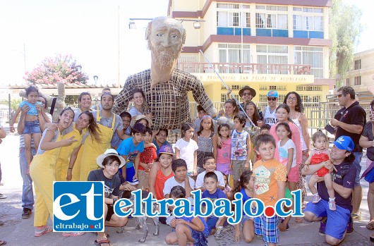 Peques y grandes posaron para nuestras cámaras en compañía de los jóvenes actores de CIA Nomades.