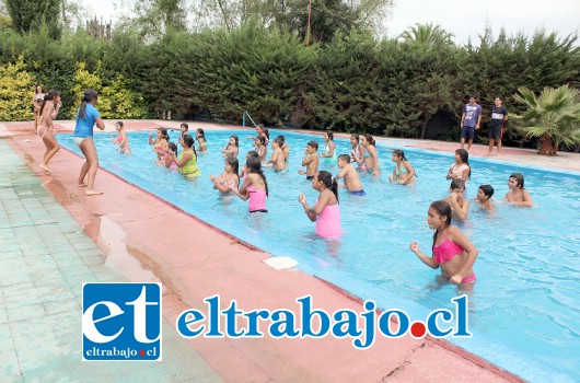 Durante todo el verano, los niños disfrutarán de entretenidas actividades que están a cargo de un grupo de profesionales especialmente preparados.