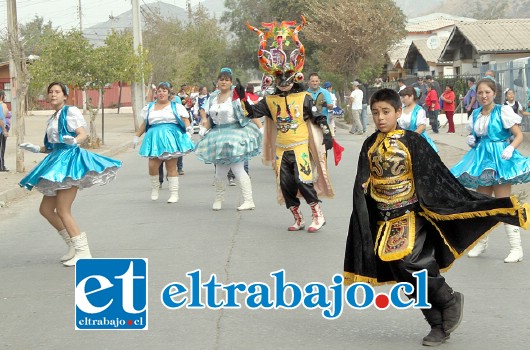 OFRENDAS.- Decenas de jóvenes, niños y adultos mayores hicieron de las suyas para ofrecer a su deidad esta ofrenda de amor y talento personal.