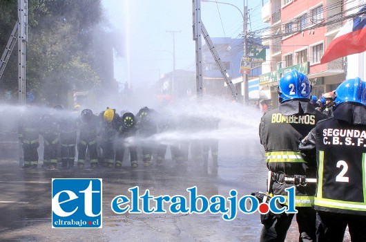 BIEN MOJADOS.- Así bautizaron al nutrido contingente bomberil que de ahora en adelante pondrán alma vida y corazón en cada una de sus acciones de rescate y control de incendios.