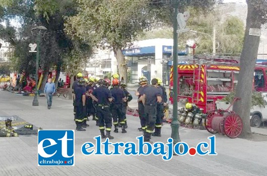 Así se prepara la exposición bomberil que cada año se realiza en Plaza de Armas conmemorando un nuevo aniversario del Cuerpo de Bomberos de San Felipe.