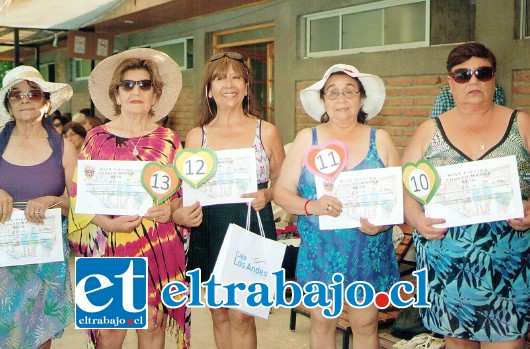 BELLAS Y REGALONAS.- Ellas son parte de las 17 candidatas que embellecieron esta jornada de trabajo social, en donde se realizó la cuarta versión del concurso ‘Miss Piscina Adulto Mayor 2016’.