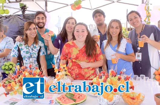 FRUTA FRESCA.- En el Cecosf todo fue fruta fresca, ricos sabores y muchas sonrisas entre las damas funcionarias de ese centro de salud.