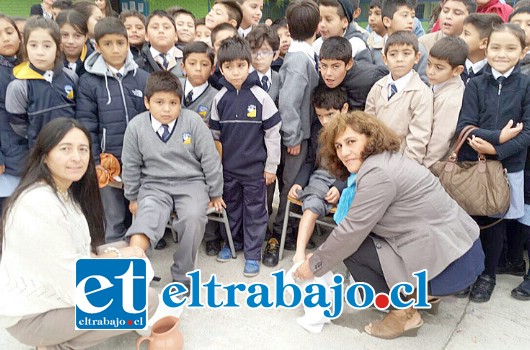 LAVAMIENTO DE PIES.- En la José de San Martín, los profesores procedieron al Lavamiento de pies, tal cual lo hizo Jesús a sus apóstoles.