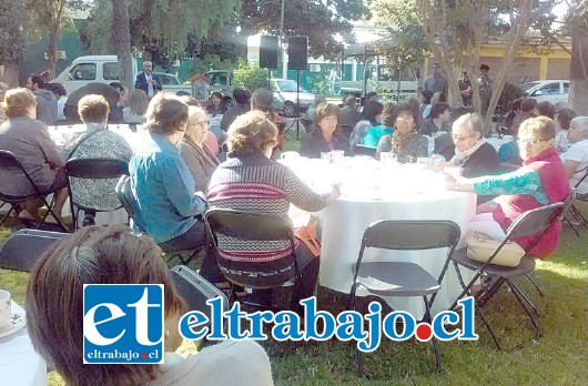 Adultos mayores de los distintos talleres, programas e instancias de apoyo y acompañamiento del Centro Ayecán, celebraron un nuevo aniversario.