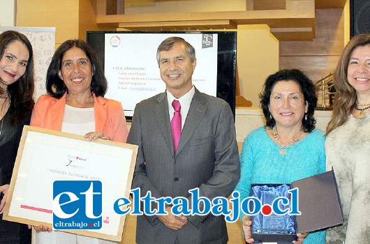 LA ENTREGA.- El premio lo recibió la jefa docente de la Agrícola, Luz Marina Pizarro en Valparaíso.